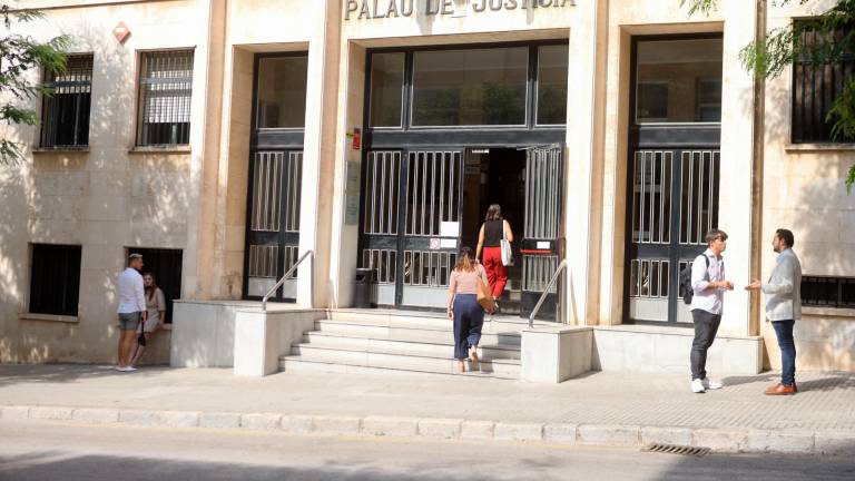 La Audiencia ha obligado al propietario de un piso ocupado a acarrear con la indemnización. Foto: Alba Mariné