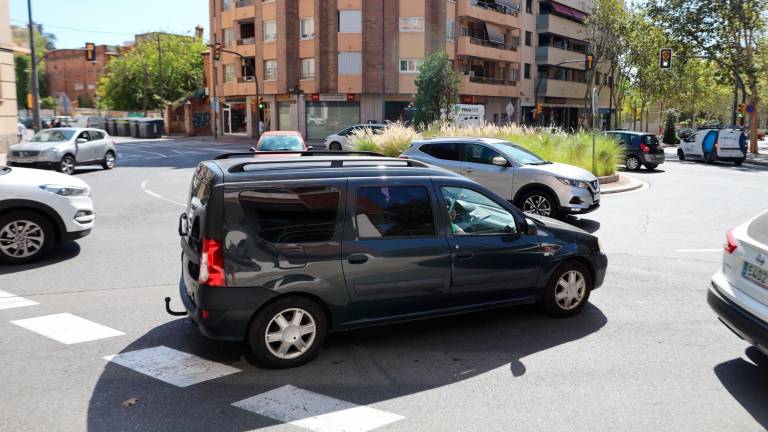 $!La rotonda que enlaza la avenida de Riudoms y Països Catalans suele ser problemática por la densidad de la avenida. FOTO: Alba Mariné
