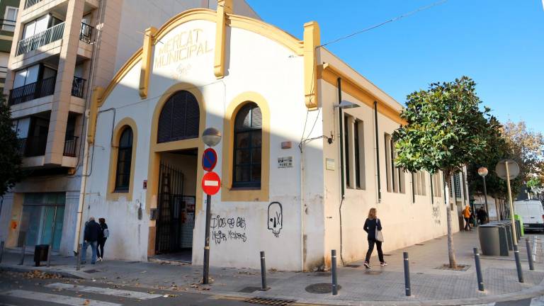 Entrada del Mercat Municipal de la Vila de Cambrils. El gobierno municipal ha aprobado la modernización del equipamiento. Foto: Alba Mariné/Dt