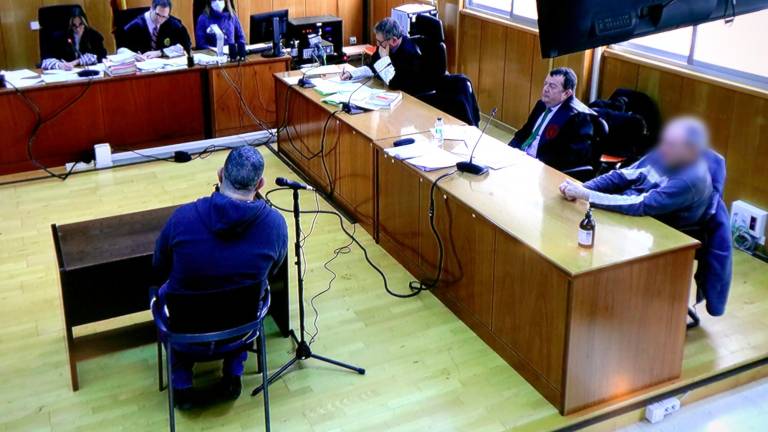 Un agente de los Mossos declara como testigo durante la primera sesión del juicio donde se juzga a un hombre acusado de matar a una mujer de 91 años en Tarragona. Foto: ACN
