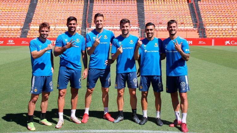 Carbia, Aythami, Édgar, Bonilla, Romera y Oriol posan indicando con la mano el número de ascensos que acumulan en sus carreras. foto: nàstic