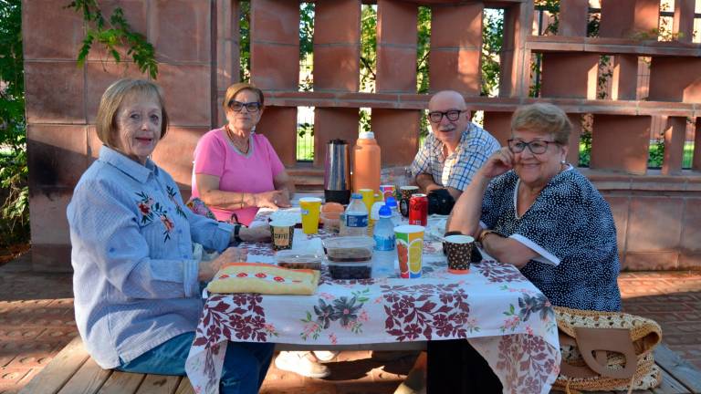 El grup de l’Antonieta, la Teresa, la Carme i el Joan, durant l’esmorzar de Misericòrdies a la Boca de la Mina. FOTO: M. Plana