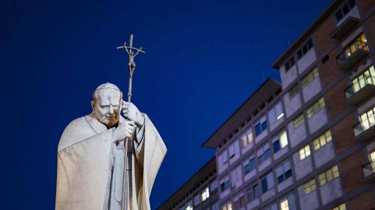La estatua de Juan Pablo II en la entrada del hospital Gemelli de Roma. Foto: EFE