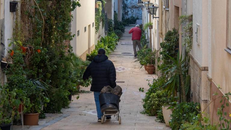Un dels carrers de la part antiga d’Amposta, prop del castell i el riu Ebre. Foto: Joan revillas