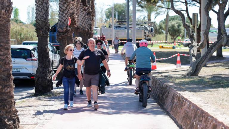 Los viandantes y los ciclistas comparten espacio. Foto: Alba Mariné