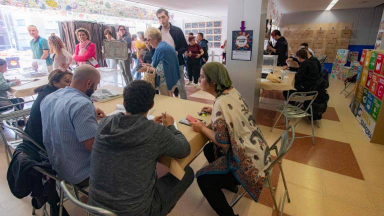 Colas para votar, el domingo en Tarragona. Foto: Àngel Ullate