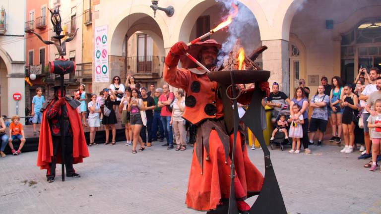 El Ball de Diables de Valls va ser l’encarregat de portar la flama del Canigó. Foto: Marina Pérez Got