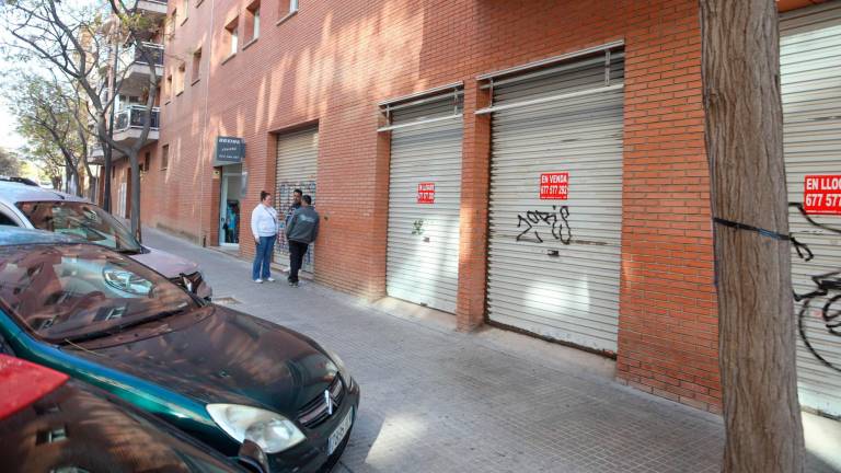 Locales comerciales vacíos en el barrio Mas Iglesias de Reus. foto: Alba Mariné