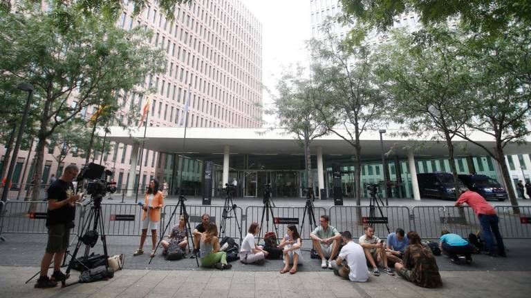 Numerosos periodistas esperan ante la Ciudad de la Justicia de Barcelona donde los Mossos d'Esquadra han trasladado a la eurodiputada de JxCat Clara Ponsatí. Foto: EFE