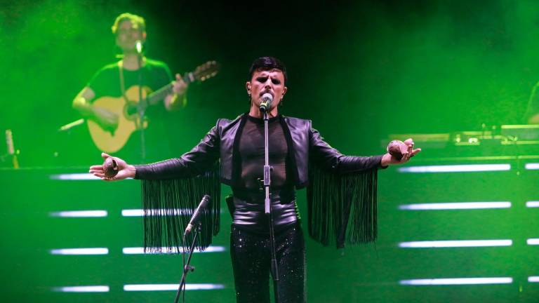 El cantante Rodrigo Cuevas inauguró ayer el FITT-Noves Dramatúrgies de Tarragona con el concierto ‘La Romería’. Foto: Àngel Ullate