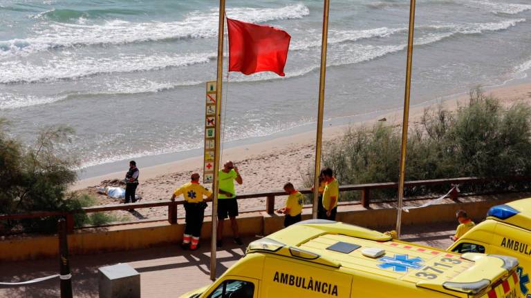 Mueren dos personas en la playa en Salou y una tercera está en estado crítico