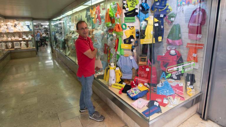 Gerard Figueras, ante el escaparate de su tienda, Minimum, en la calle Governador González de Tarragona. Foto: Àngel Ullate