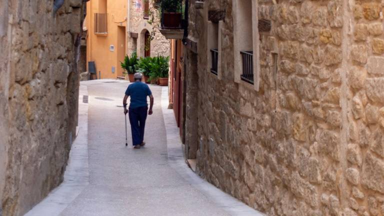 Una persona d’edat avançada pels carrers d’Horta de Sant Joan, a la Terra Alta. foto: joan revillas
