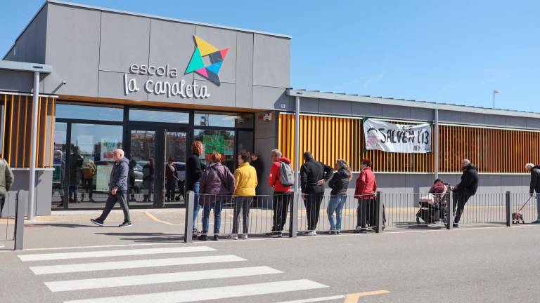 Acceso principal a la Escola La Canaleta, la última que se construyó en Vila-seca, en 2014. Foto: Alba Mariné
