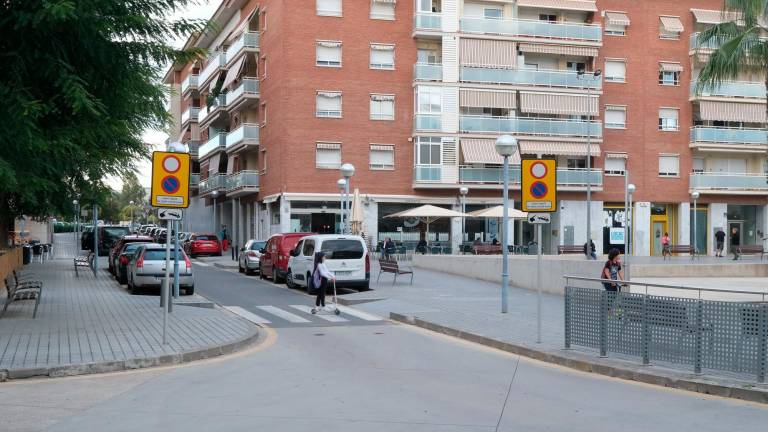 El tramo de la calle Sant Jordi que se convertirá en plataforma única se encuentra entre la pista polideportiva y el parque infantil. Foto: Fabian Acidres