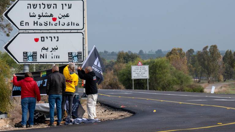Preparativos en Kissufim para el regreso a Israel de los vehículos que traslarán hasta el Centro Nacional de Medicina Forense Abu Kabir, en Tel Aviv, los cuerpos sin vida de los cuatro rehenes secuestrados durante el ataque de Hamás del 7 de octubre de 2023. Foto: EFE