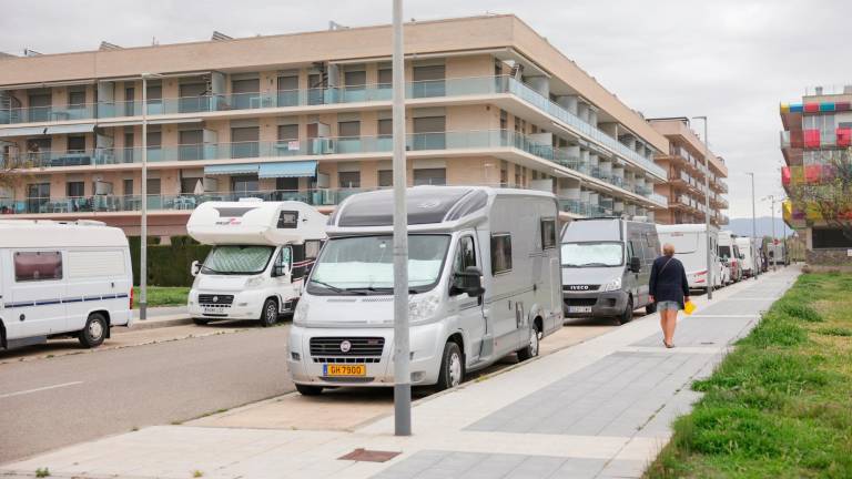 Las autocaravanas se acumulan a pocos metros de la playa. Foto: Alba Mariné