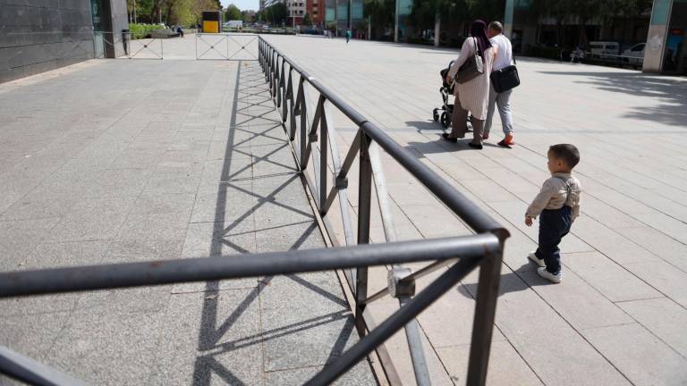 $!Unas barandillas en la plaza de la Llibertat impiden el ‘skate’. FOTO: Alba Mariné