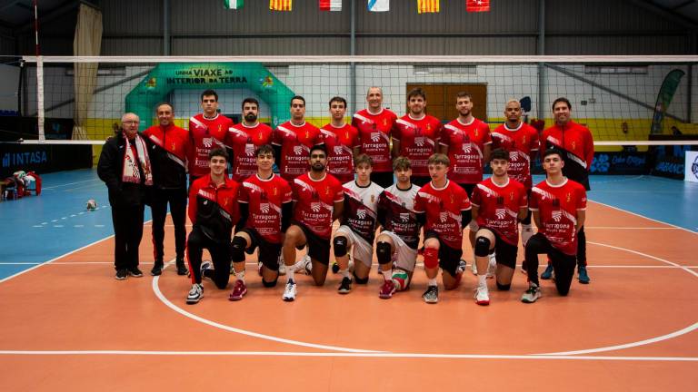 La plantilla del Club Voleibol Sant Pere i Sant Pau en el playoff de ascenso a Superliga 1 en San Sadurniño que conquistó. foto: rfev