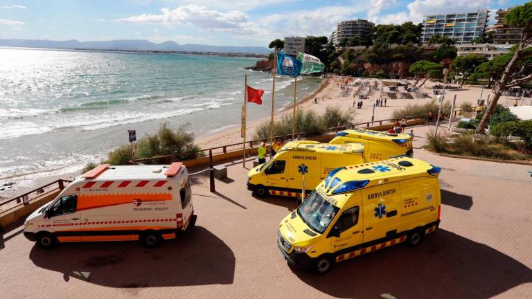 Los servicios de emergencias actuando ayer en la playa dels Capellans de Salou. Foto: Pere Ferré
