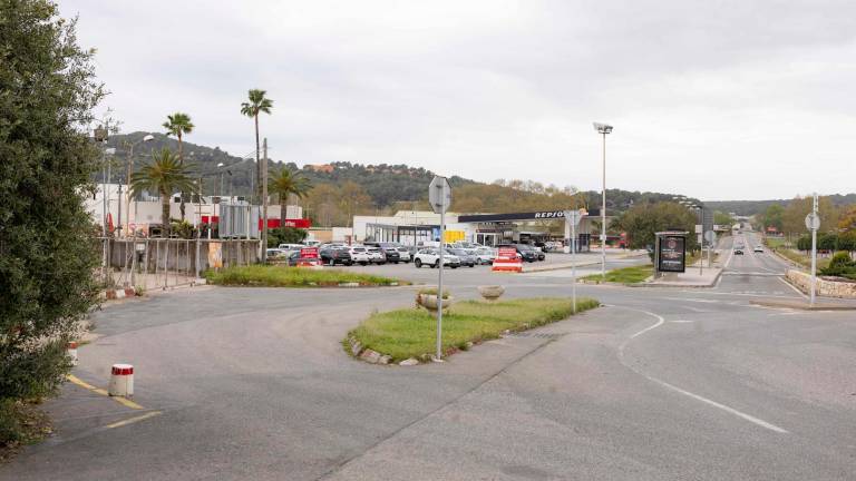 Imagen de la zona de El Vinyet, ubicada entre la estación de trenes y la gasolinera de Altafulla, donde hay una parada de la EMT. Foto: Àngel Ullate