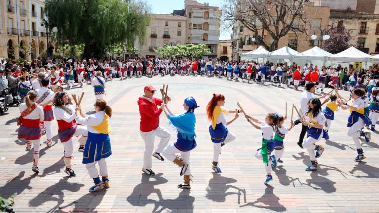 Bastoners ballant, ahir al matí, a la plaça de l’Església de Riudoms durant la primera trobada que s’ha celebrat al municipi. FOTO: Alba Mariné
