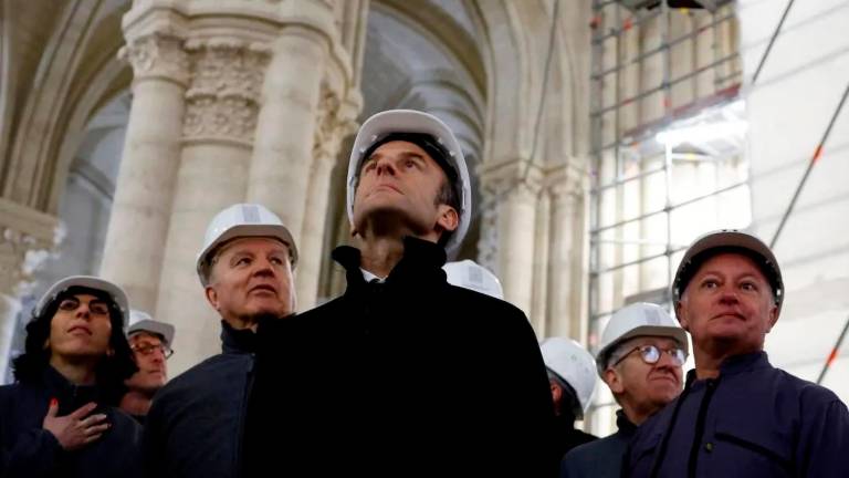 El presidente de la República Francesa, Emmanuel Macron, en Notre Dame durante una visita de obras. Foto: EFE