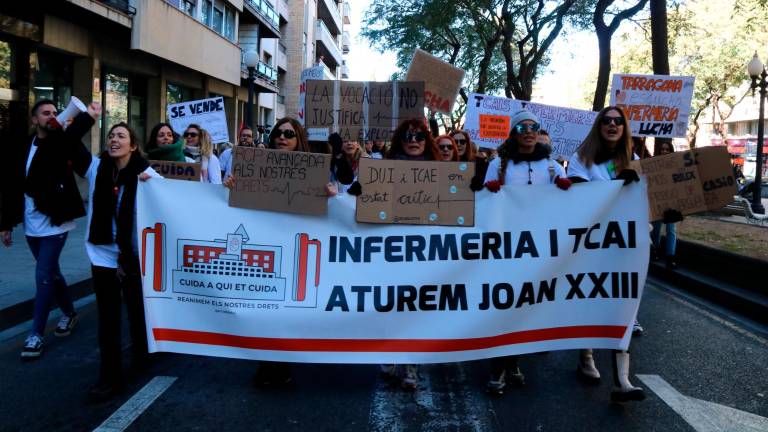 Más de medio millar de personas protestan en Tarragona por los recortes en salud y educación