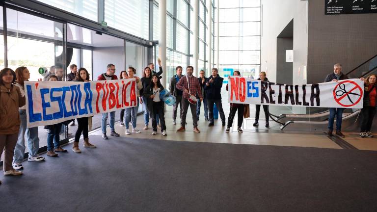 Los padres y madres de la Escola La Vitxeta se han plantado en el ‘hall’ de firaReus. FOTO: Alba Mariné