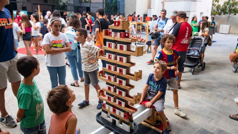 Els Xics de Xurrac van portar jocs per fer castells de fusta en tota la plaça. Foto: Àngel Ullate