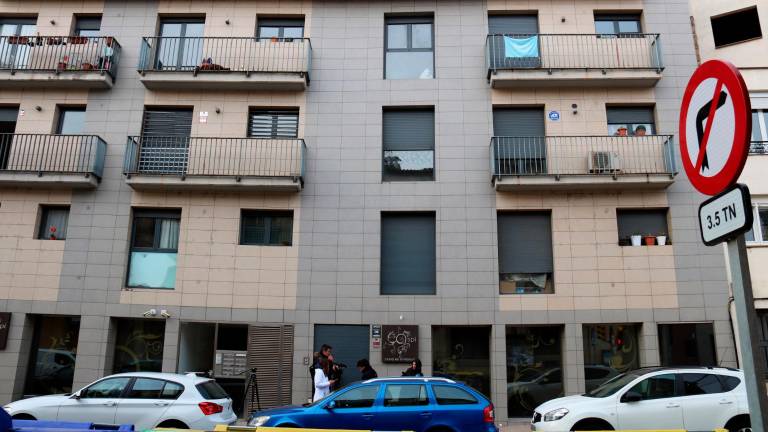 El edificio donde residían las dos gemelas, en Sallent. Foto: ACN