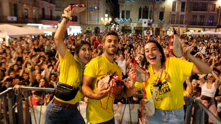 Membres del Col·lectiu del Masclet i el públic rebent les botes a la plaça del Mercadal plena. Foto: Alba Mariné