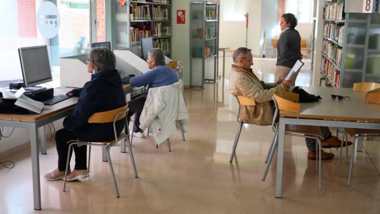 Usuarios en el interior de la Biblioteca Central Xavier Amorós de Reus, el año pasado. Foto: Alba Mariné