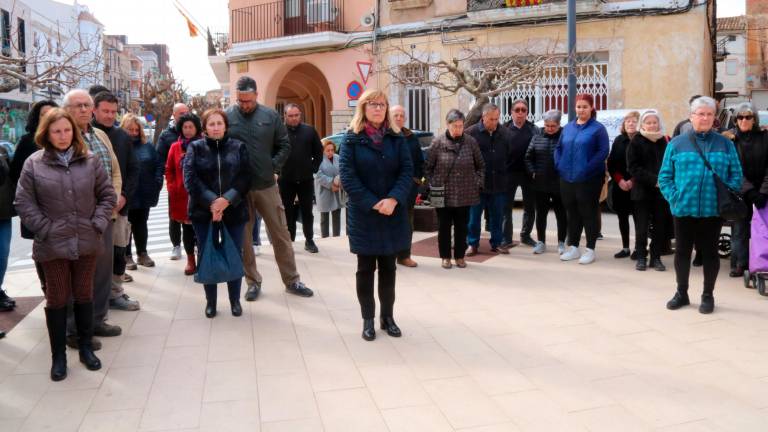 Ciutadans del Perelló fent tres minuts de silenci. Foto: ACN