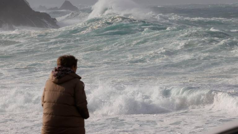 El viento y las olas ponen en alerta a Tarragona. Foto: EFE