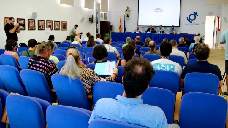 Assistents a la inauguració del Fòrum Científica de la pesca espanyola a la Mediterrània que acull la Llotja de la Ràpita. Foto: ACN