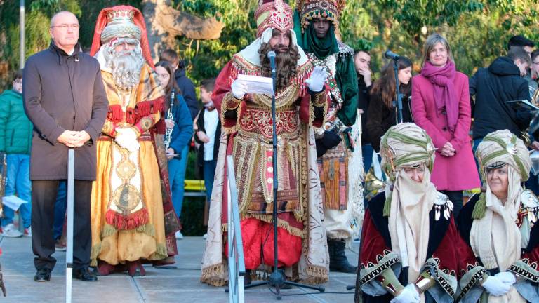 La llegada de los Reyes Magos y la recepción por parte de las autoridades de Reus. FOTO: Fabián Acidres