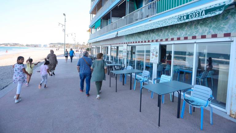 Terrazas cerradas a pie de playa de La Pineda por unas obras que llegan con retraso