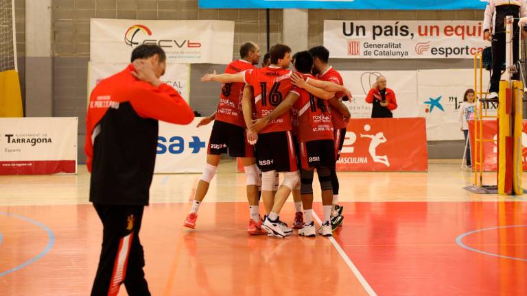 Los jugadores del SPiSP celebran uno de los puntos conseguidos en un encuentro reciente. Foto: Alba Mariné