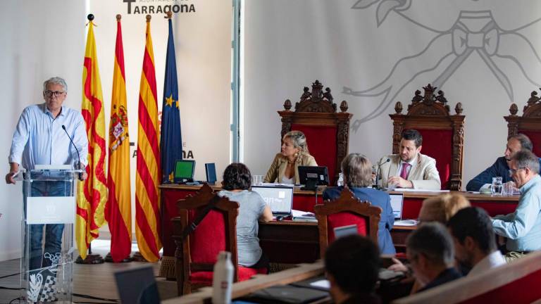 Jordi Sendra, en una imagen junto a Montse Adan y Rubén Viñuales durante un pleno del mes de septiembre. Foto: Àngel Ullate