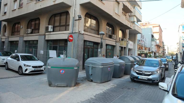 La batería de contenedores está ubicada en la esquina de la calle Barques con Pau Casals, justo donde hay restaurantes. Foto: ALBA MARINÉ