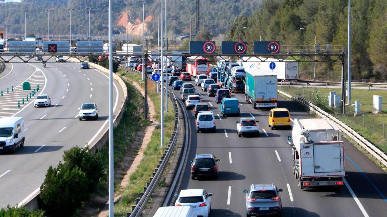 Retención intermitente en la AP-7 en dirección Tarragona (término municipal de Catellbisbal), en la primera operación salida de Semana Santa. Foto: ACN