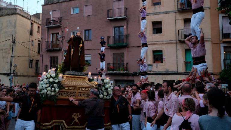 Momento en el que Sant Magí pasaba por delante de los pilares. Foto: Fabián Acidres