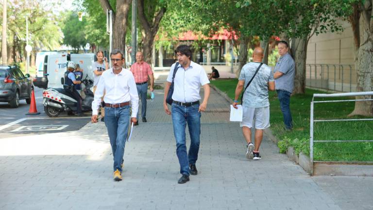 El activista Andreu Escolà y el abogado Carles Perdiguero, ayer cerca de los Juzgados. Foto: A. Mariné