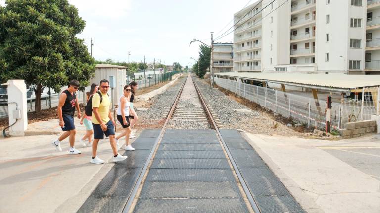 Las antiguas vías del tren que dejarán paso al Eix Cívic, una gran avenida que contará con espacio para equipamientos públicos. Foto: Alba Mariné