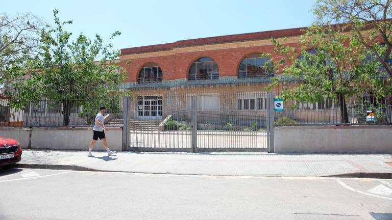 El exterior de la Escola Ciutat de Reus, en el barrio Gaudí, que se ha ido extinguiendo en los últimos años. Foto: Alba Mariné