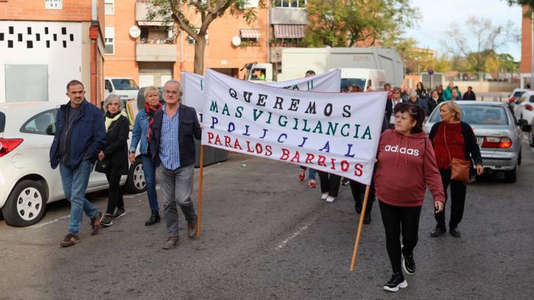 Algunos manifestantes, hoy, frente al local de la entidad, antes de iniciar la protesta que llegó a la plaza del Mercadal. FOTO: Alba Mariné