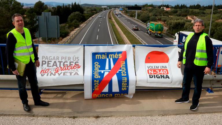 Los portavoces del movimiento ‘Mai més peatges’ muestran las pancartas. Foto: ACN