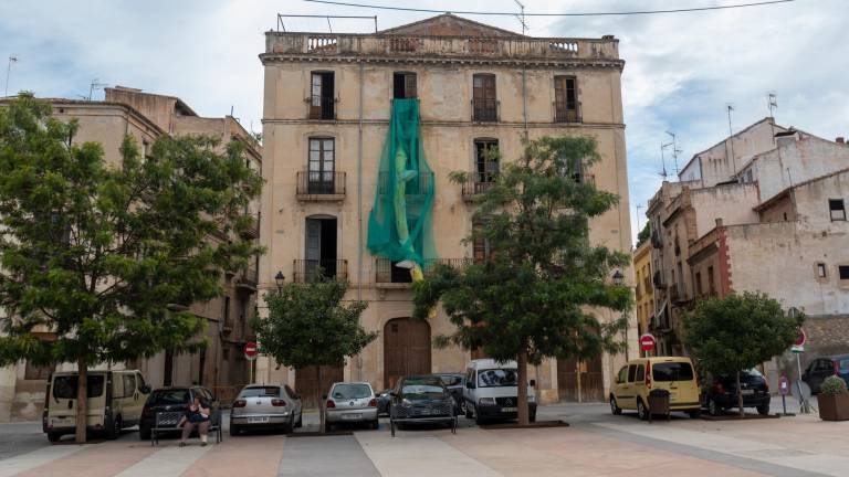 Un edifici rehabilitant-se a la plaça Mossèn Sol, al barri del Rastre, ahir al matí. foto: joan revillas