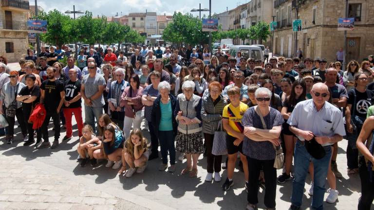 La plaza del Ayuntamiento ha reunido a decenas de vecinos para mostrar su rechazo al crimen del viernes. FOTO: Joan Revillas